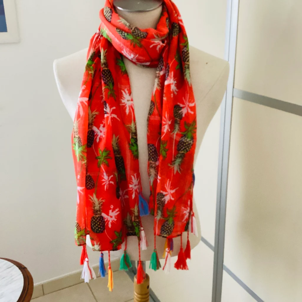 Foulard fond rouge